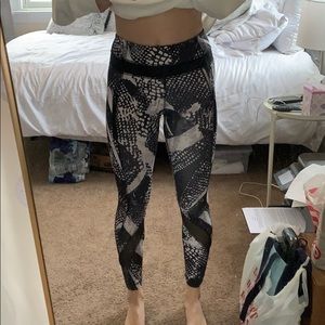 Lulu lemon black and white pebbled leggings 25”